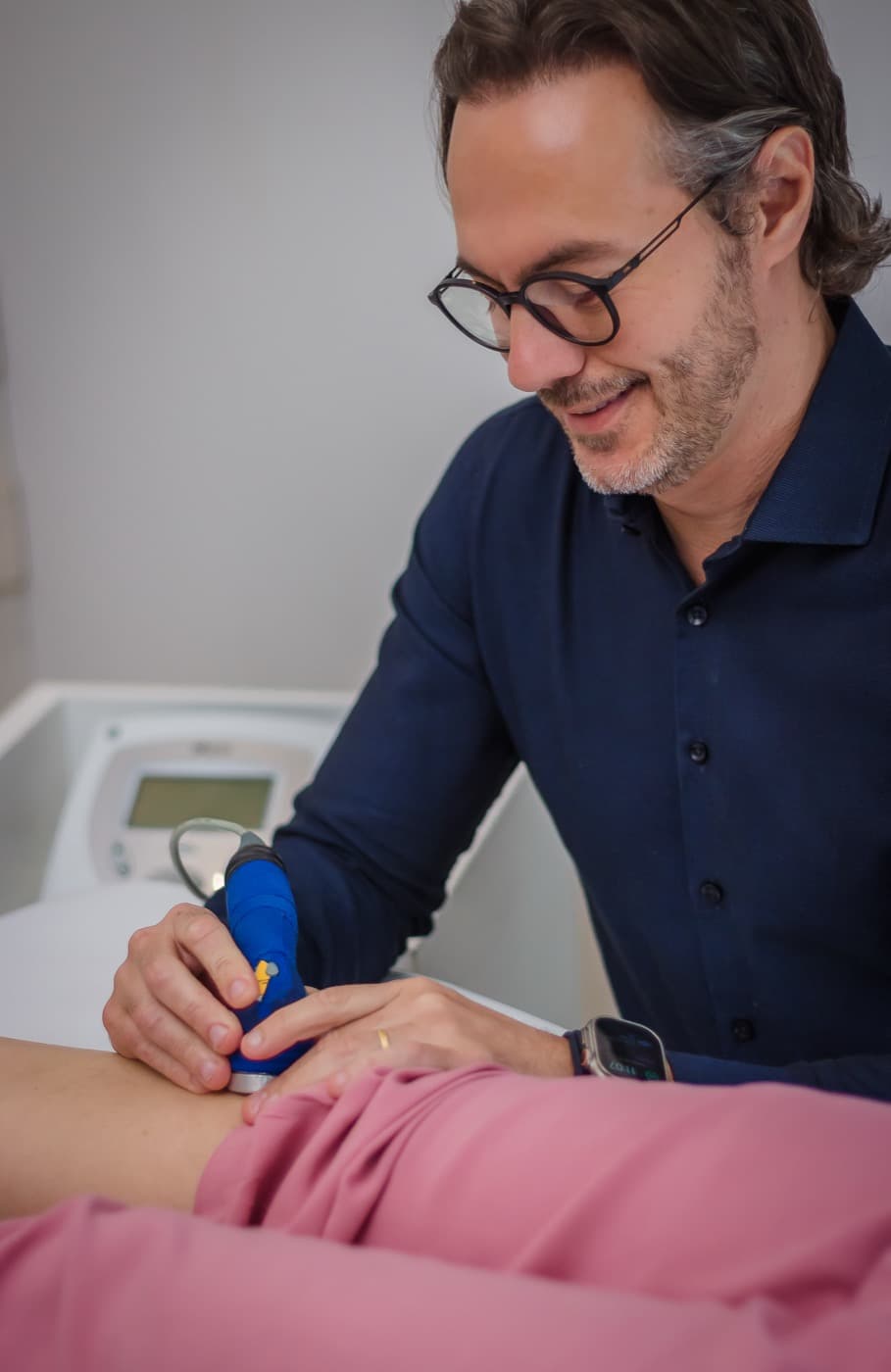Dr. Filipe Abdalla durante um atendimento de eletroterapia